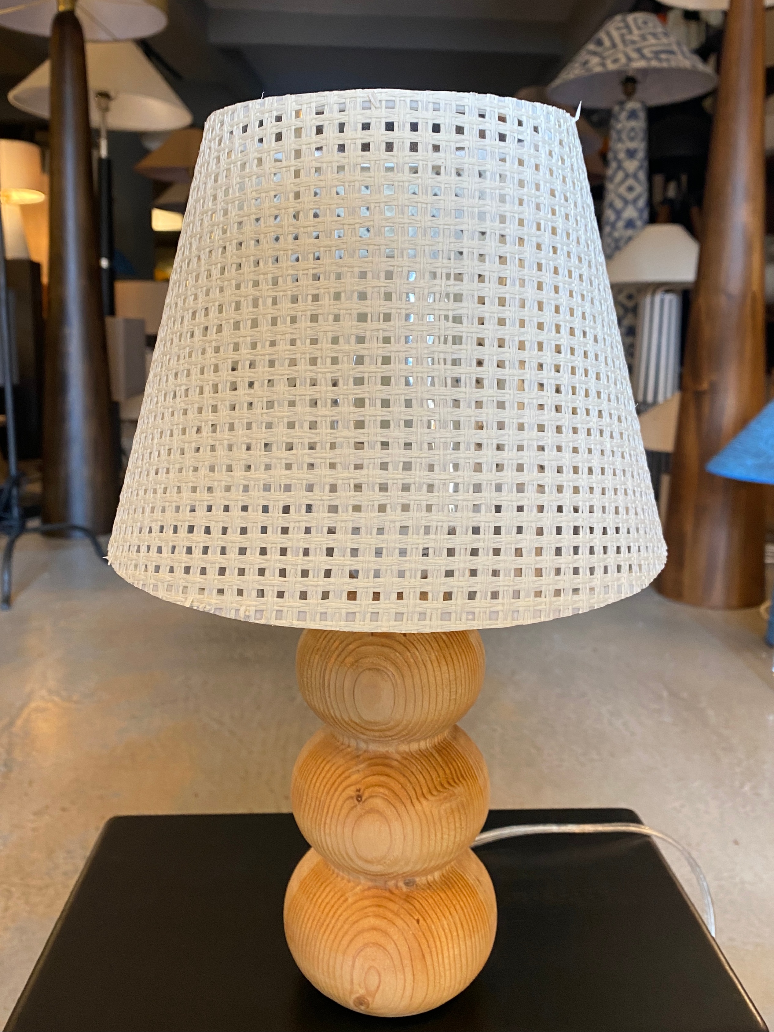 Ahşap Abajur Modern Şık Yatak Odası Salon Masa Lambası (Krem)