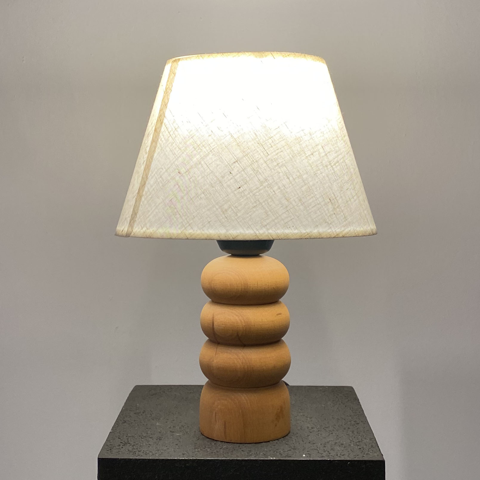 Evlight Ahşap Ayaklı Krem Kumaş Başlıklı Modern Stil Yatak Odası Başucu Lambası Dekoratif