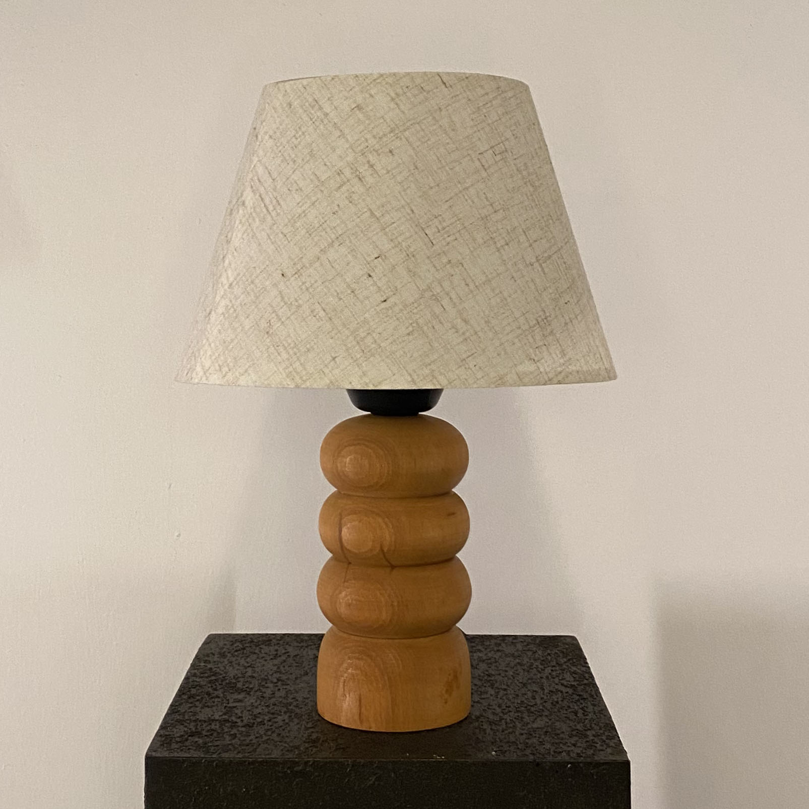 Evlight Ahşap Ayaklı Krem Kumaş Başlıklı Modern Stil Yatak Odası Başucu Lambası Dekoratif