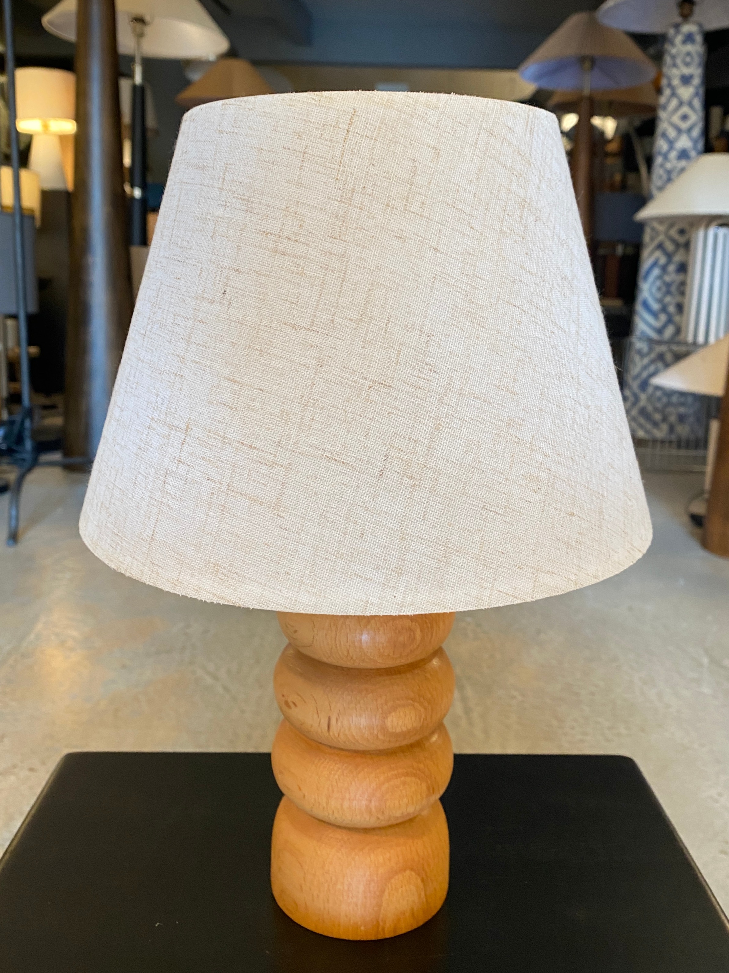 Evlight Ahşap Ayaklı Krem Kumaş Başlıklı Modern Stil Yatak Odası Başucu Lambası Dekoratif