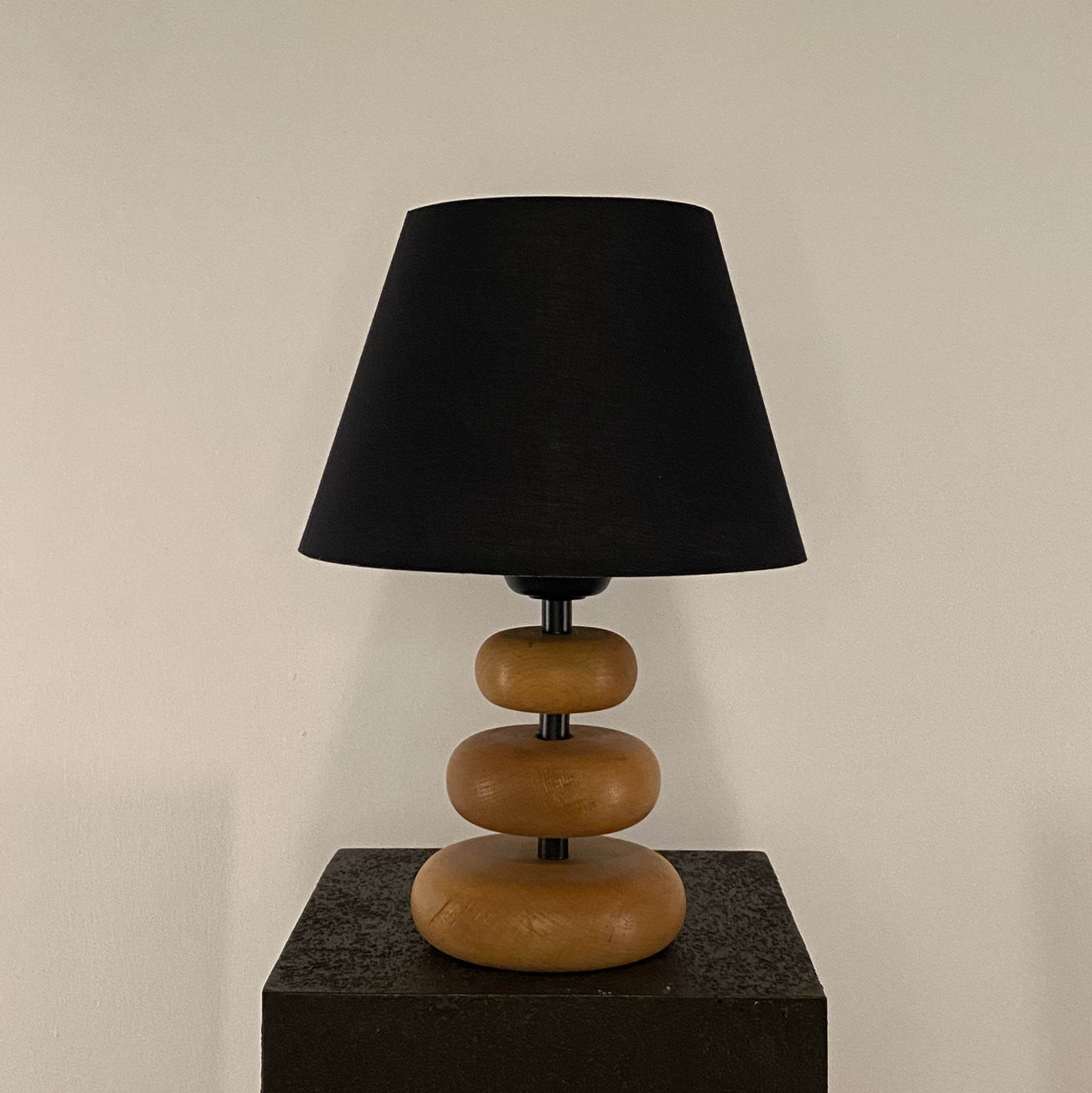 Ahşap Ayaklı Siyah Abajur