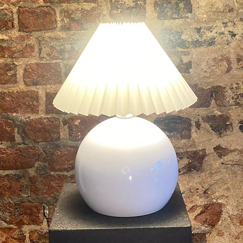 Krem Pileli Kumaş Başlık Metal Abajur Kompakt