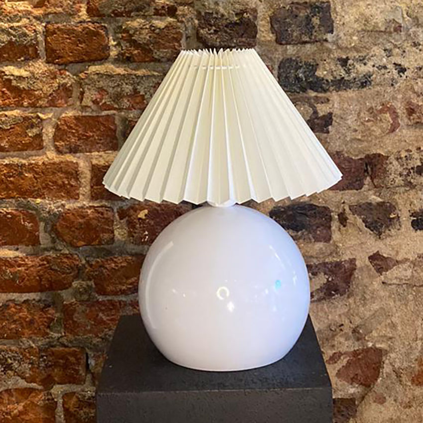 Krem Pileli Kumaş Başlık Metal Abajur Kompakt