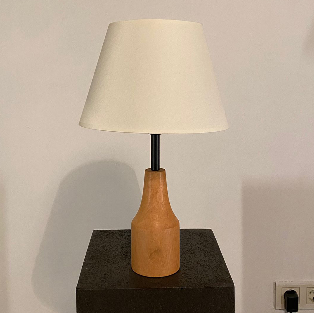 Ahşap Ayaklı Krem Kumaş Başlıklı Abajur