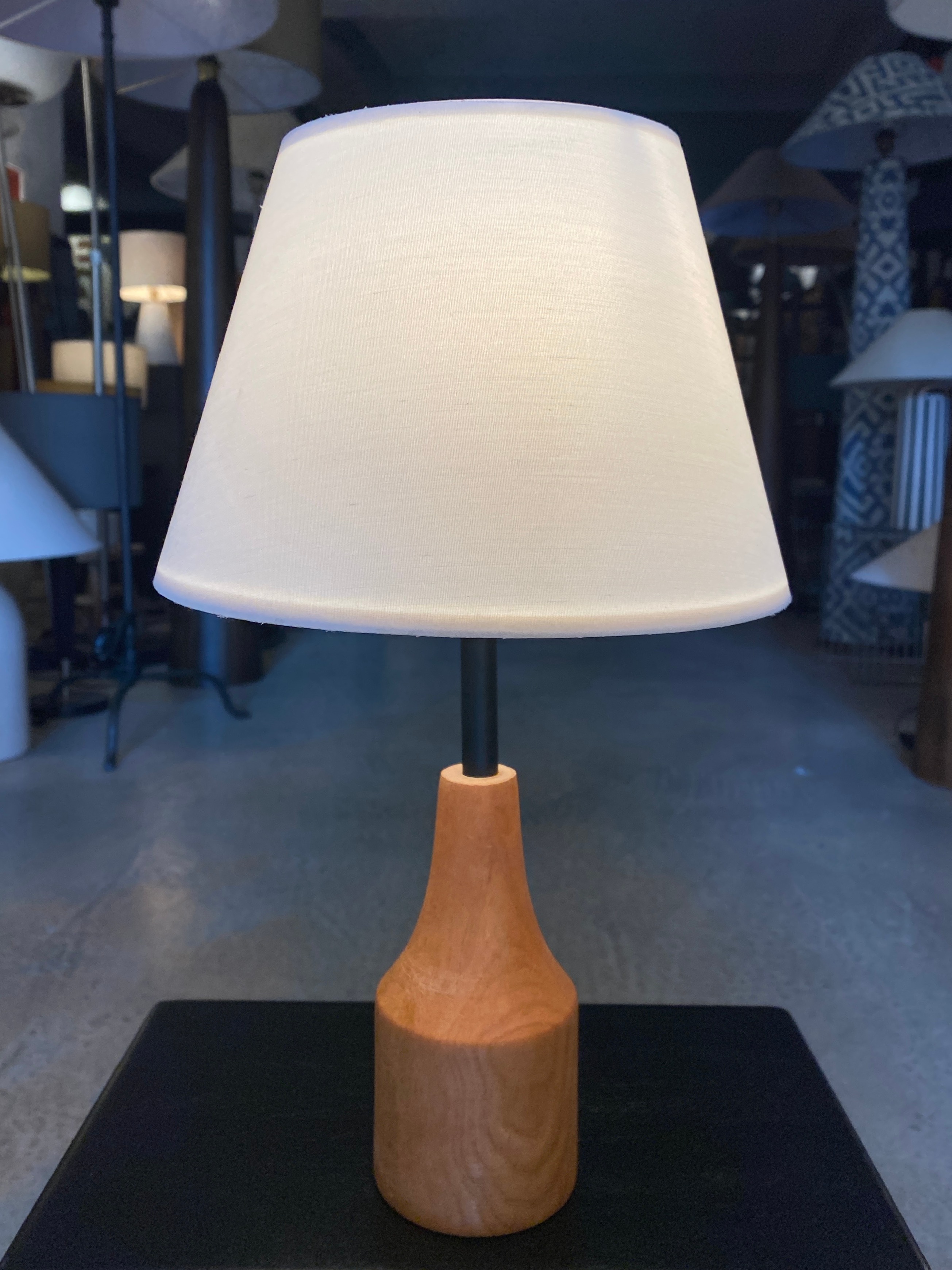 Ahşap Ayaklı Krem Kumaş Başlıklı Abajur