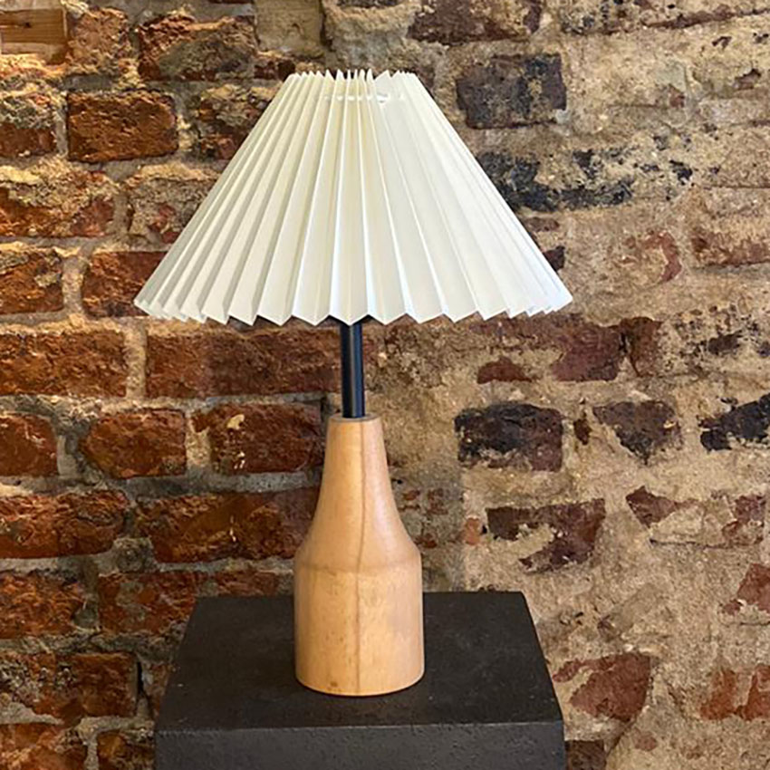 İskandınav Komodin Üzeri Ahşap Abajur