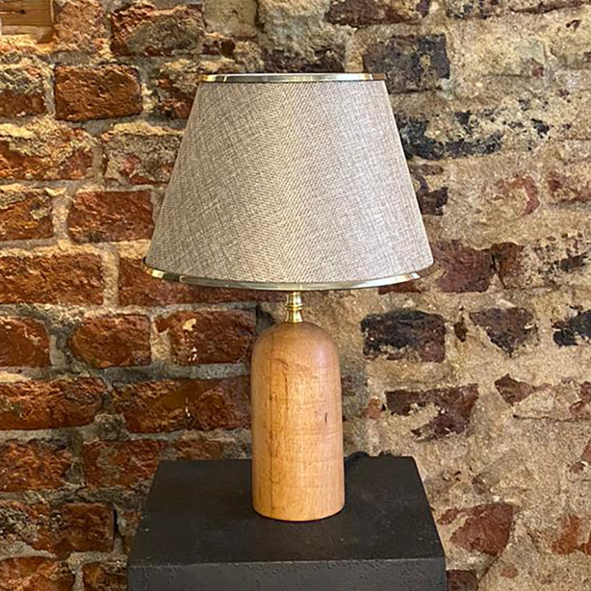 Ahşap Ayaklı Gold Detaylı Kumbeji Abajur