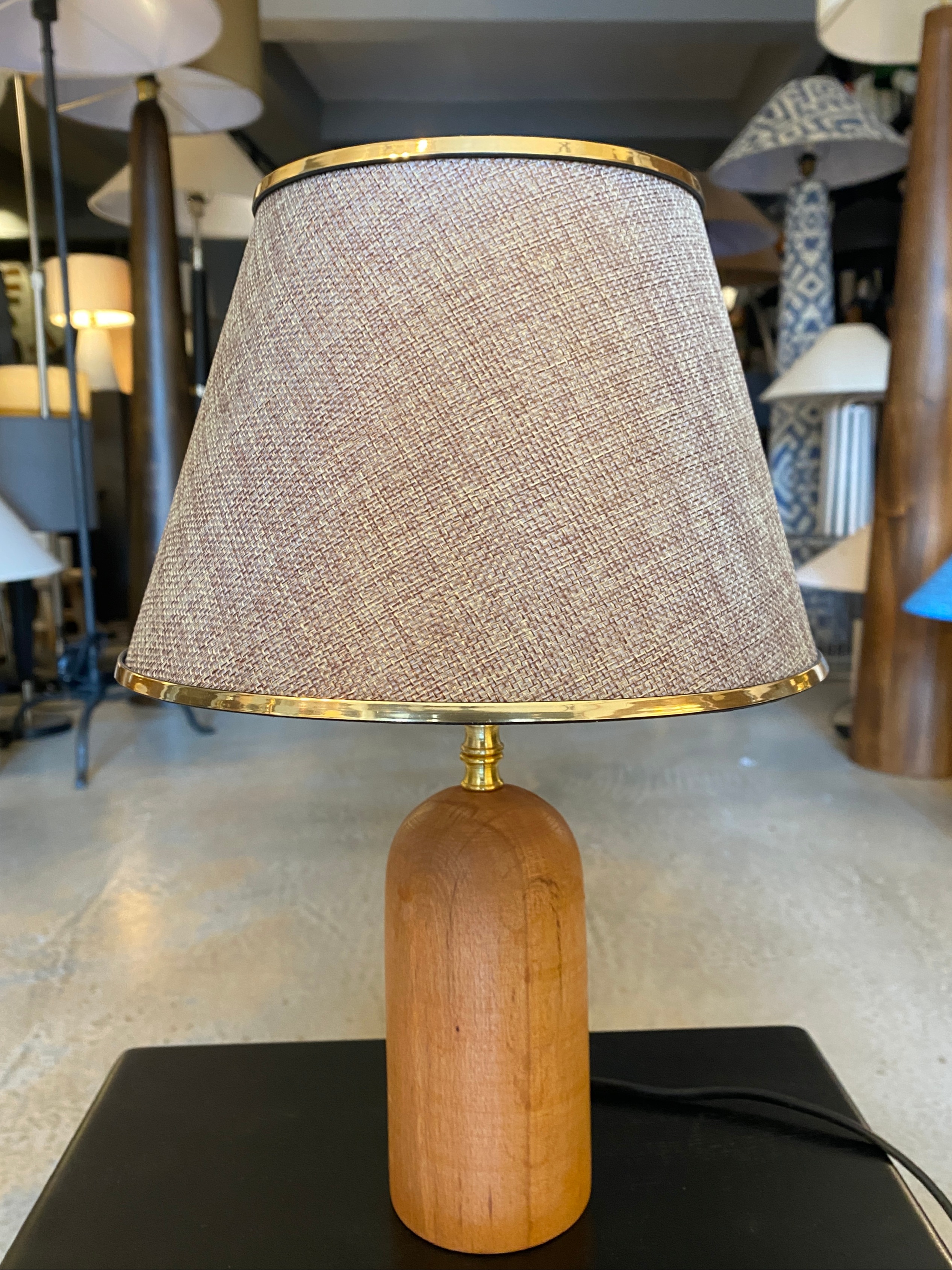 Ahşap Ayaklı Gold Detaylı Kumbeji Abajur