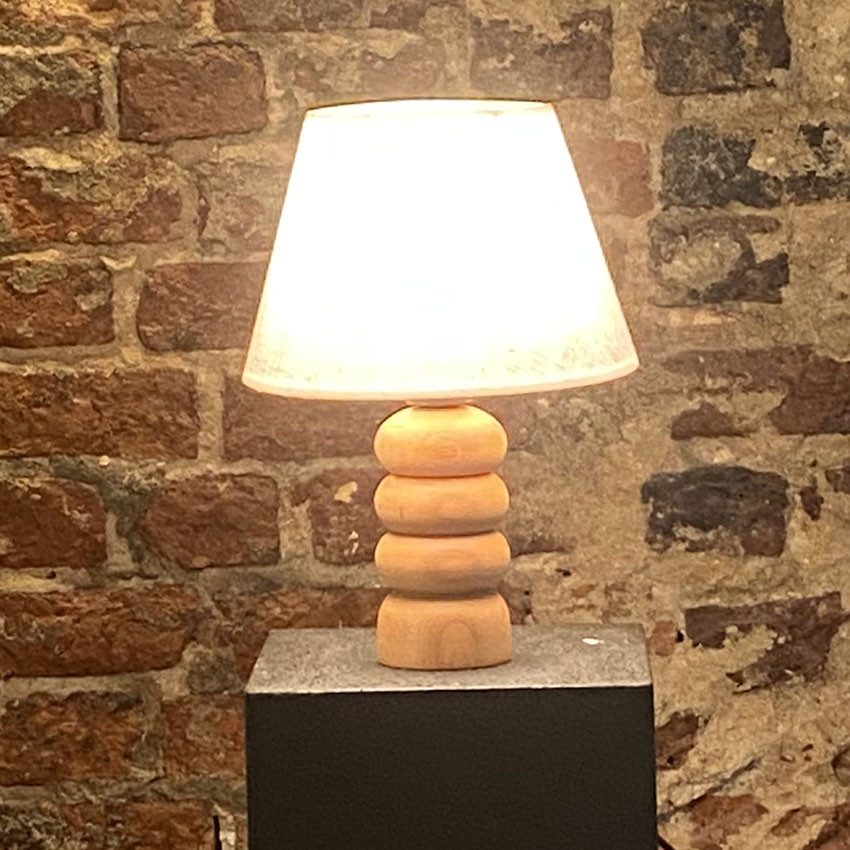 Ahşap Ayaklı Keten Kumaş Başlık Abajur