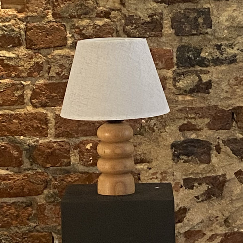 Ahşap Ayaklı Keten Kumaş Başlık Abajur