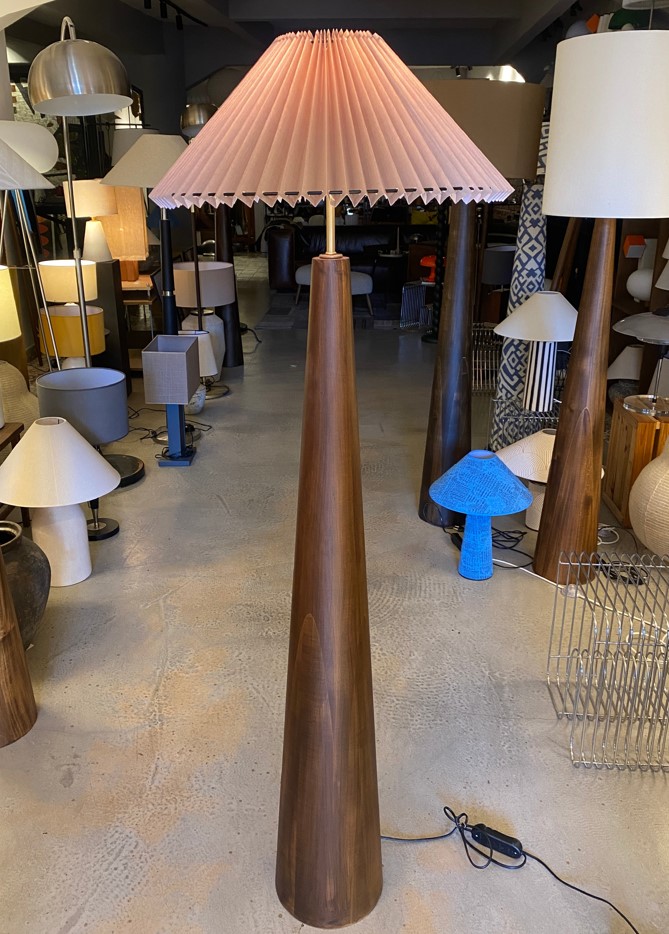 Ahşap Gövdeli Lambader