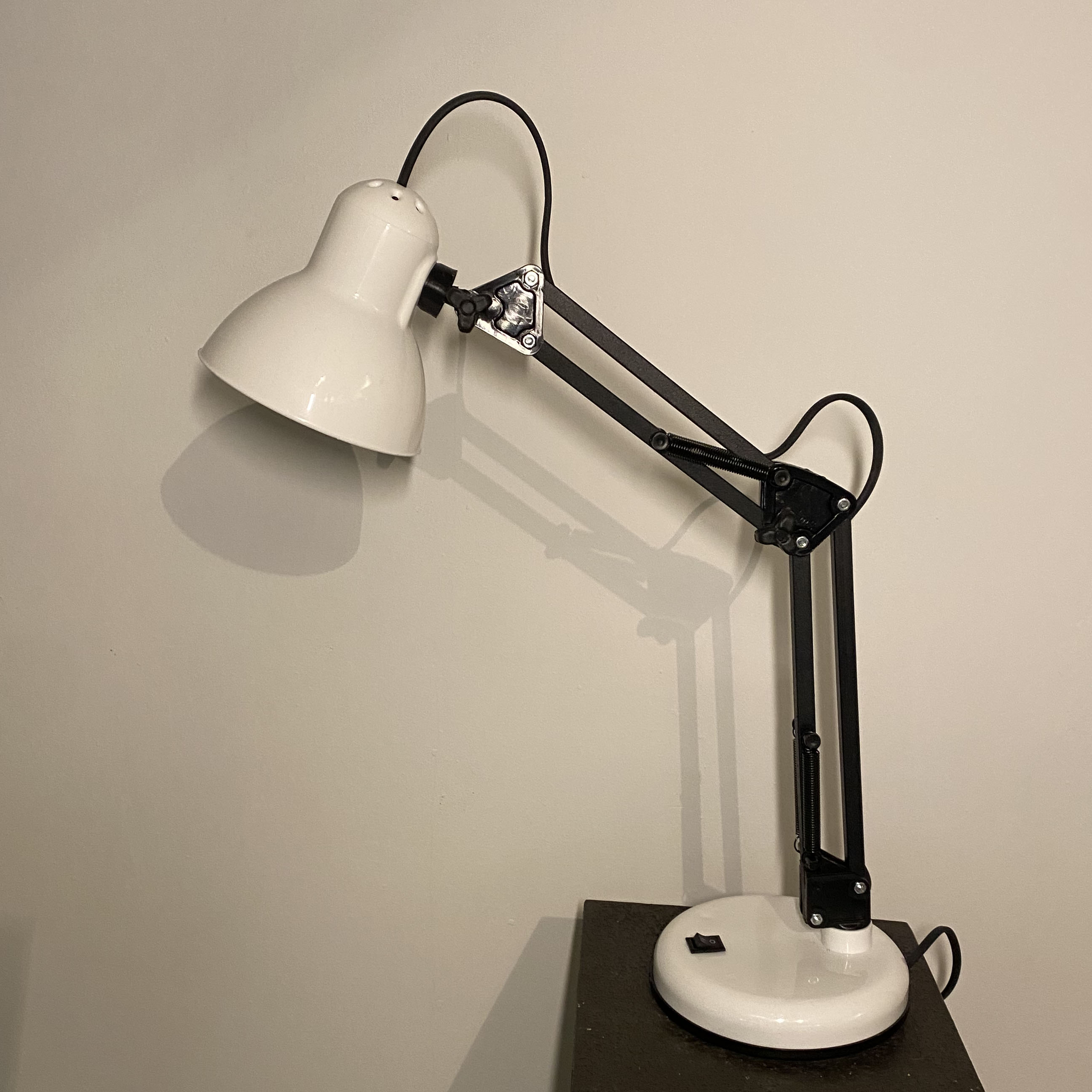 Orret Home Akrobat Tertial Masa Lambası – 360° Hareketli Oynar Başlıklı Metal Gövde, Masa Üstü Çalışma ve Kitap Okuma Lambası