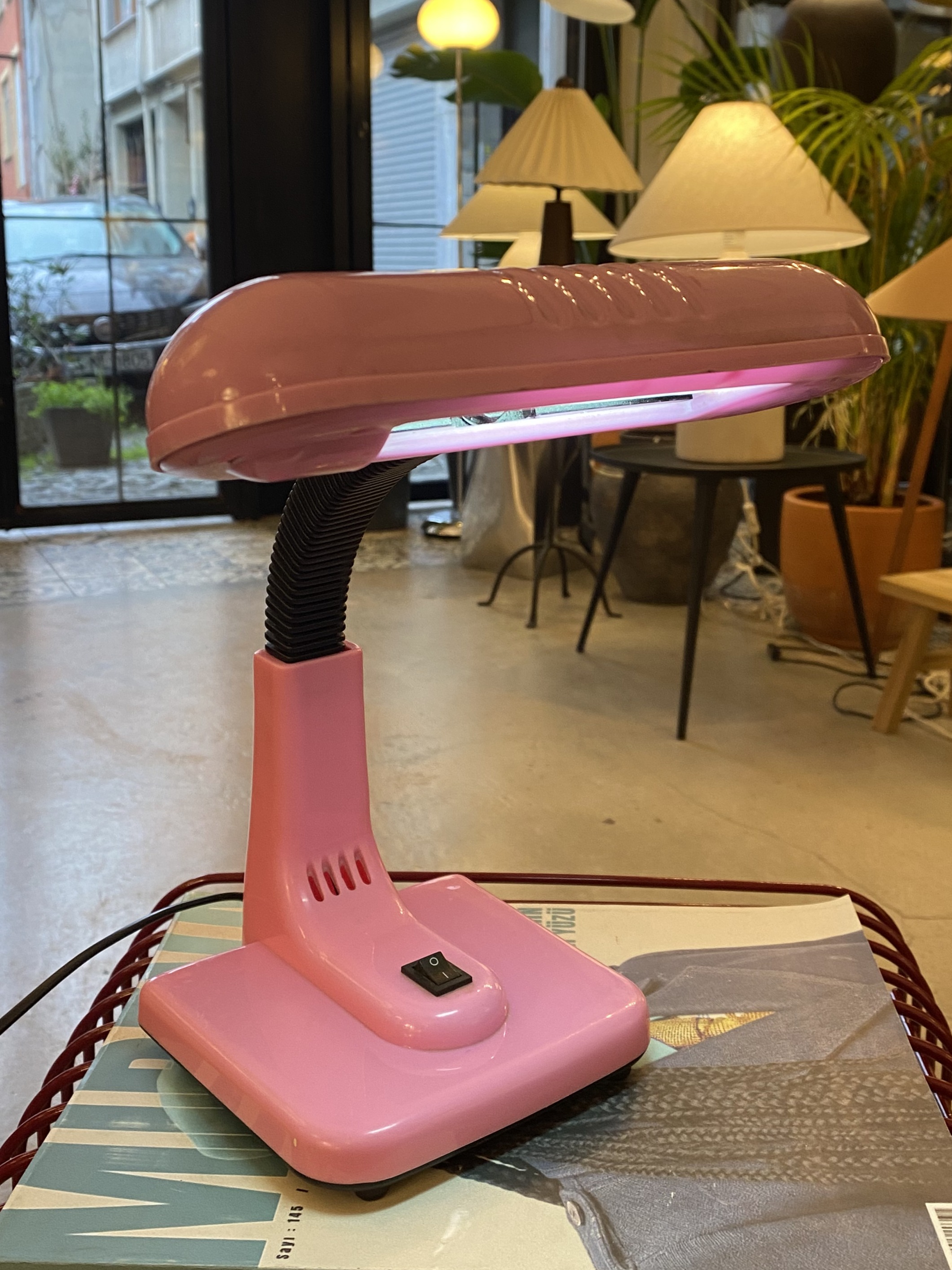 PEMBE KAFALI MASA LAMBASI